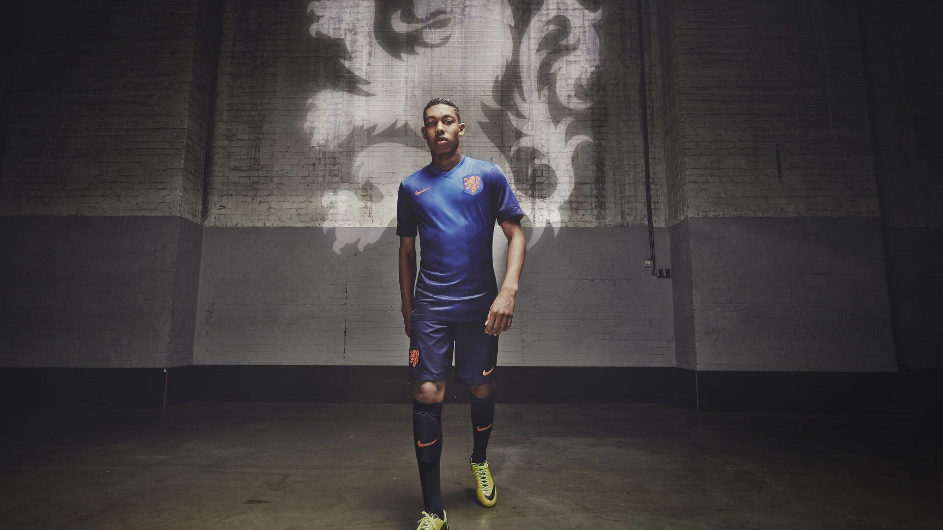 先进足球引争议,主帅赛后怒斥质疑者,球迷热议战术革新与赛场表现